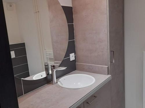 Lavabo de la salle d'eau (1 salle d'eau pour 2 chambres)